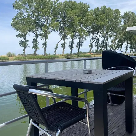 Woonboot Tineau *